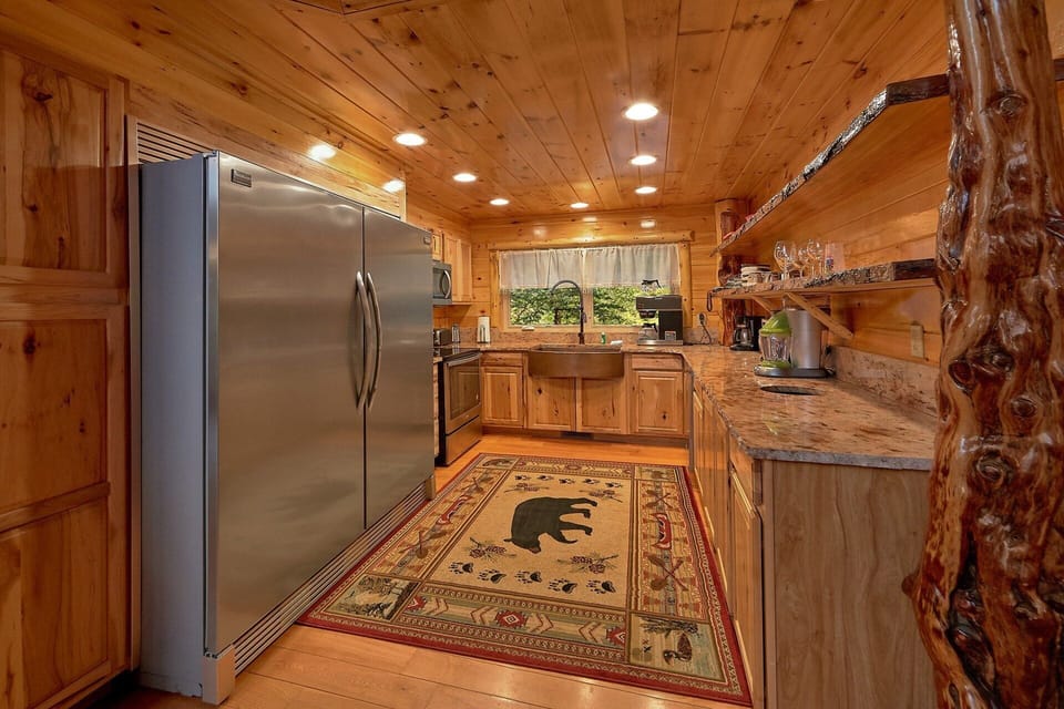 3 bedroom cabin on the river with full kitchen