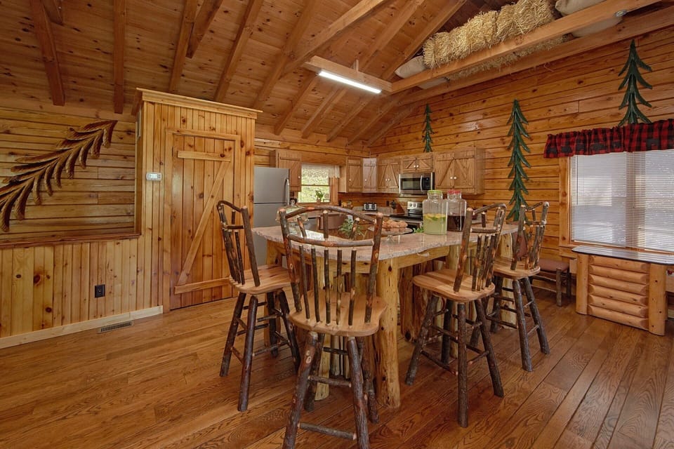 2 Bedroom Cabin on the River with Dining Room