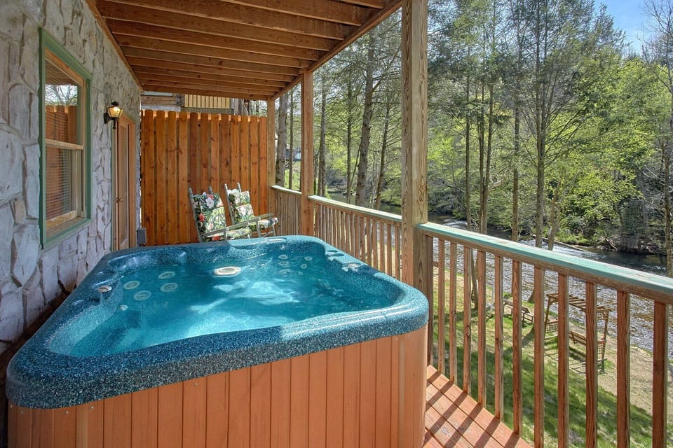 2 Bedroom Cabin with Private Hot Tub