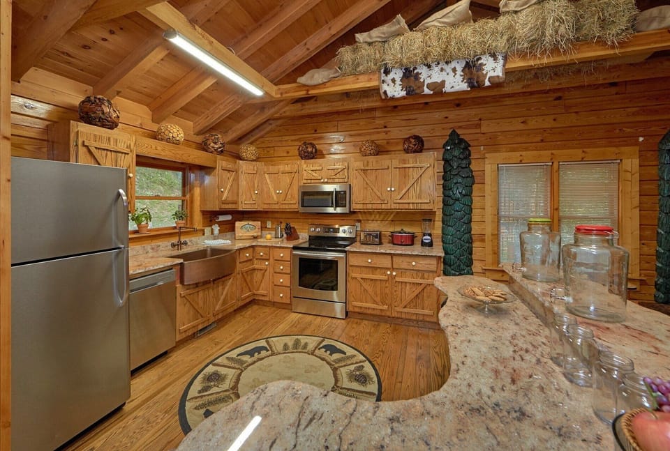 Luxury Cabin with full Kitchen and Bar Seating