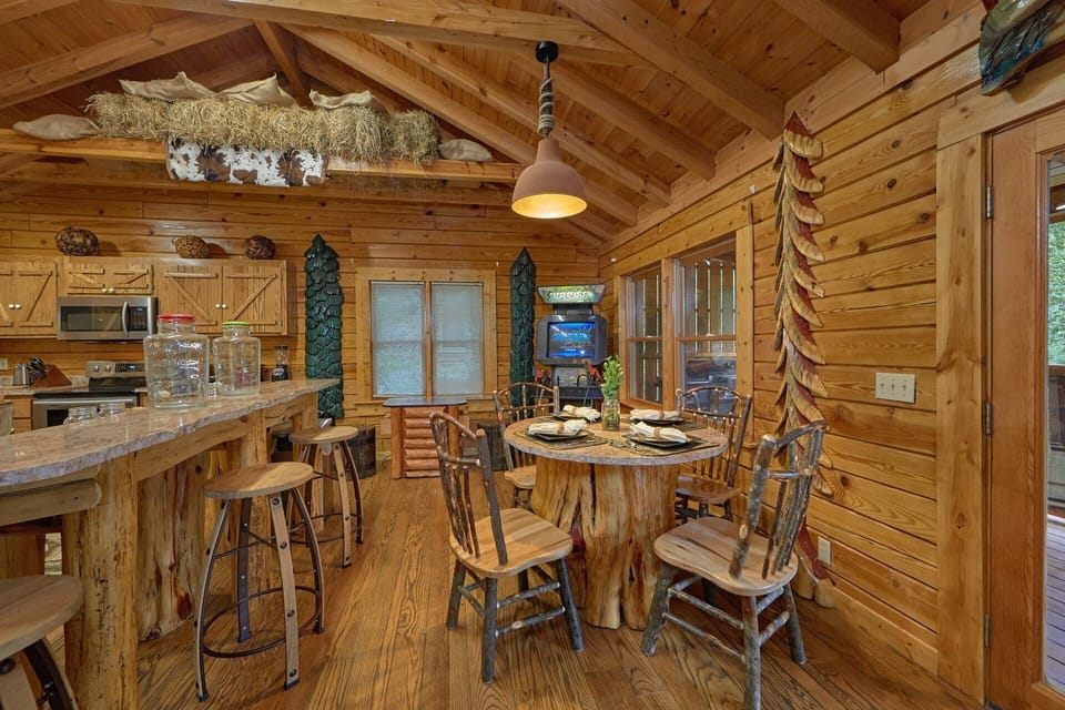 Custom Dining Area with seating for 6 in Cabin