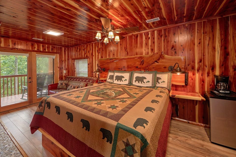 Premium 2 bedroom Cabin with King Master Suite