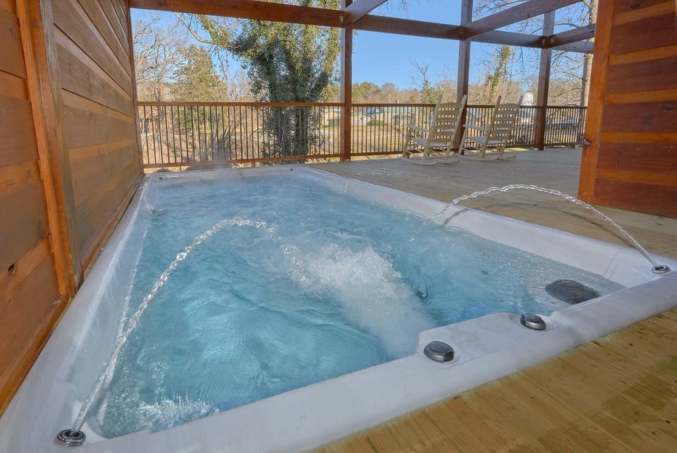 Luxury 2 Bedroom cabin on the River with Hot Tub