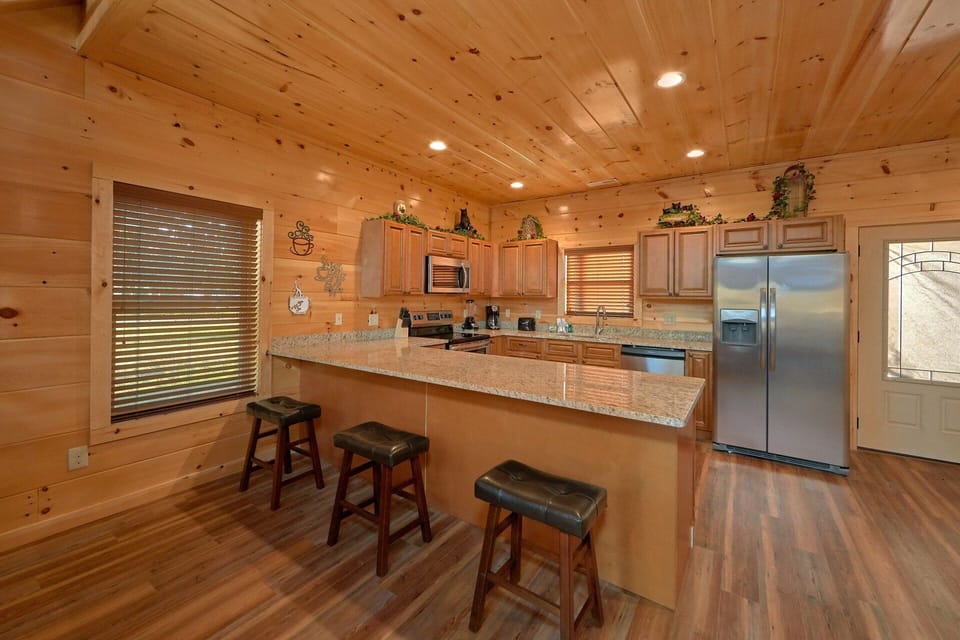 Cabin on the River with spacious full kitchen