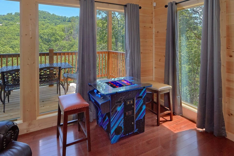Indoor Pool 2 bedroom Cabin Sleeps 6