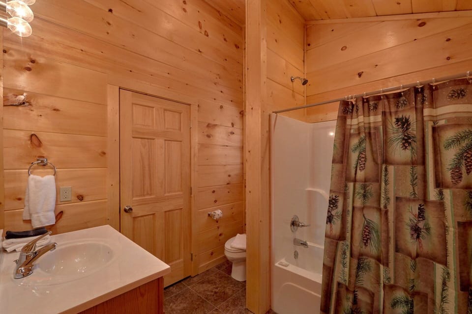 Pigeon Forge 2 Bedroom Cabin Sleeps 8