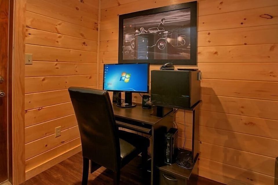 Cabin with Computer System, WIFI and Game Room