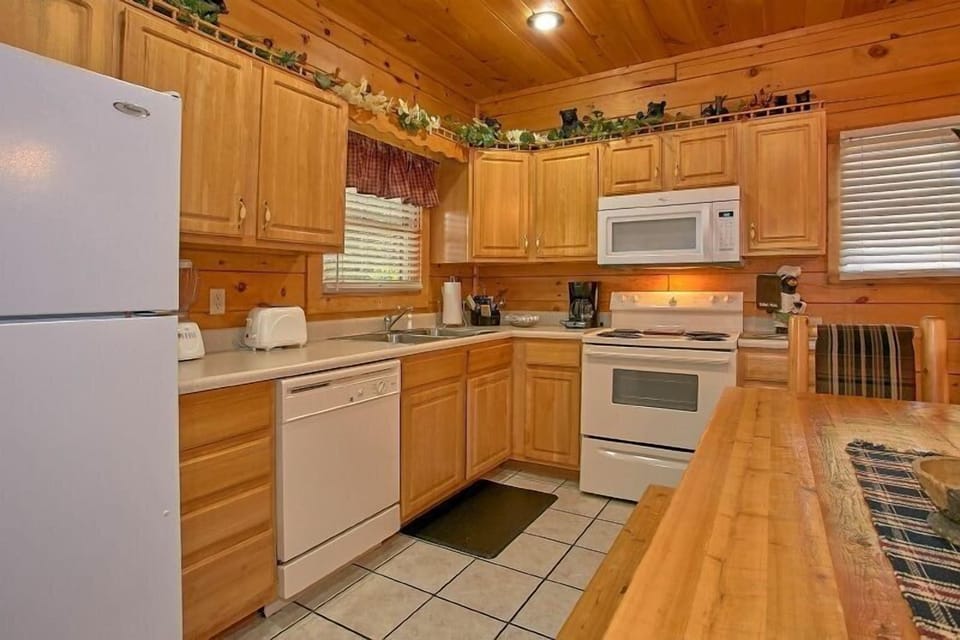 2 Bedroom Cabin with Full Kitchen and dishwasher