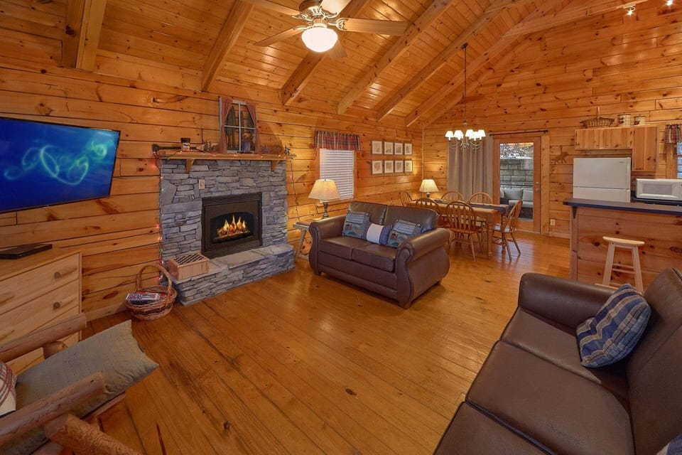 Spacious 2 Bedroom Cabin with Gas Fireplace