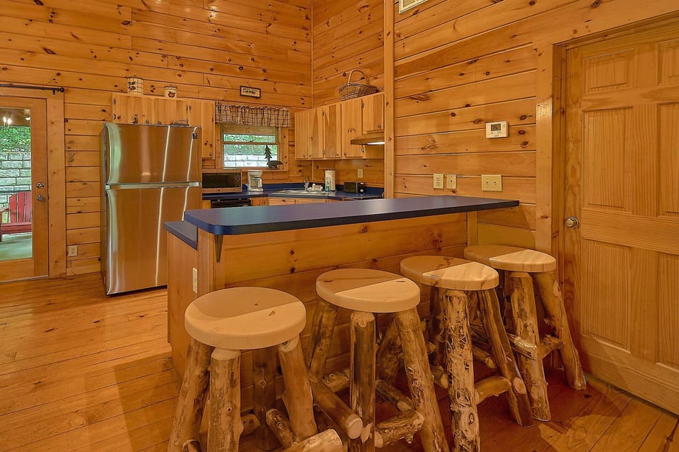 2 Bedroom Cabin close to downtown Gatlinburg