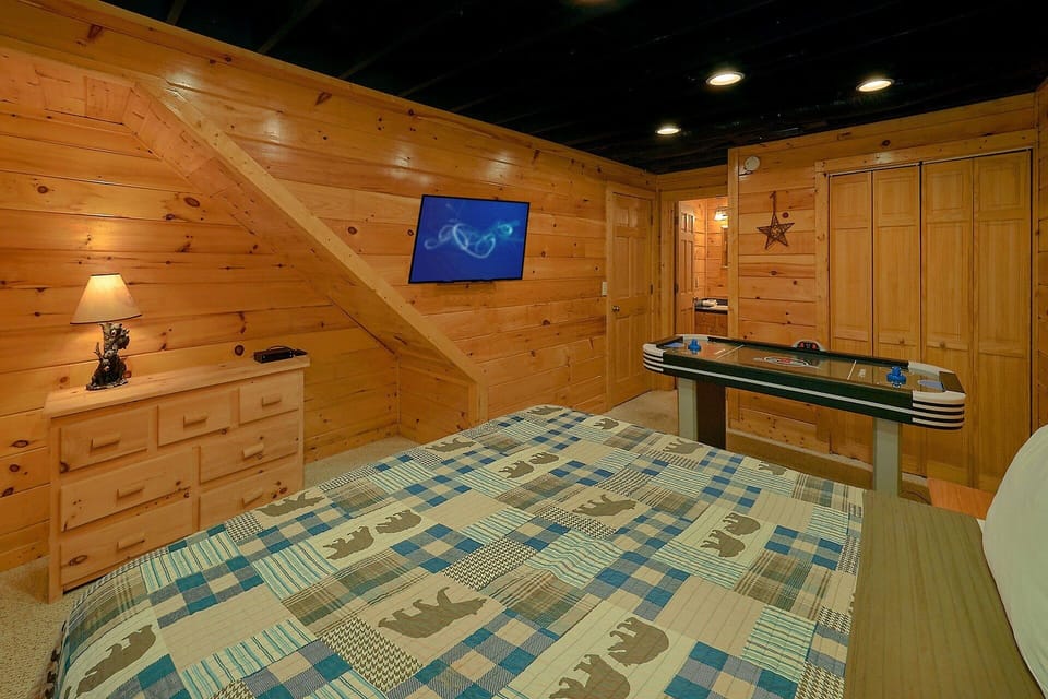 Smoky Mountain 2 Bedroom Cabin Sleeps 6
