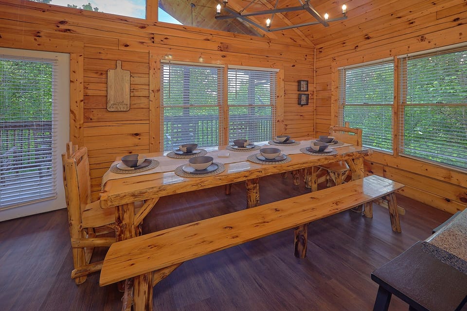 7 Bedroom Cabin with Spacious Dining Room