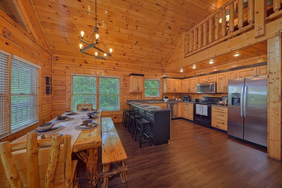 7 Bedroom Cabin with full Kitchen and Bar stools