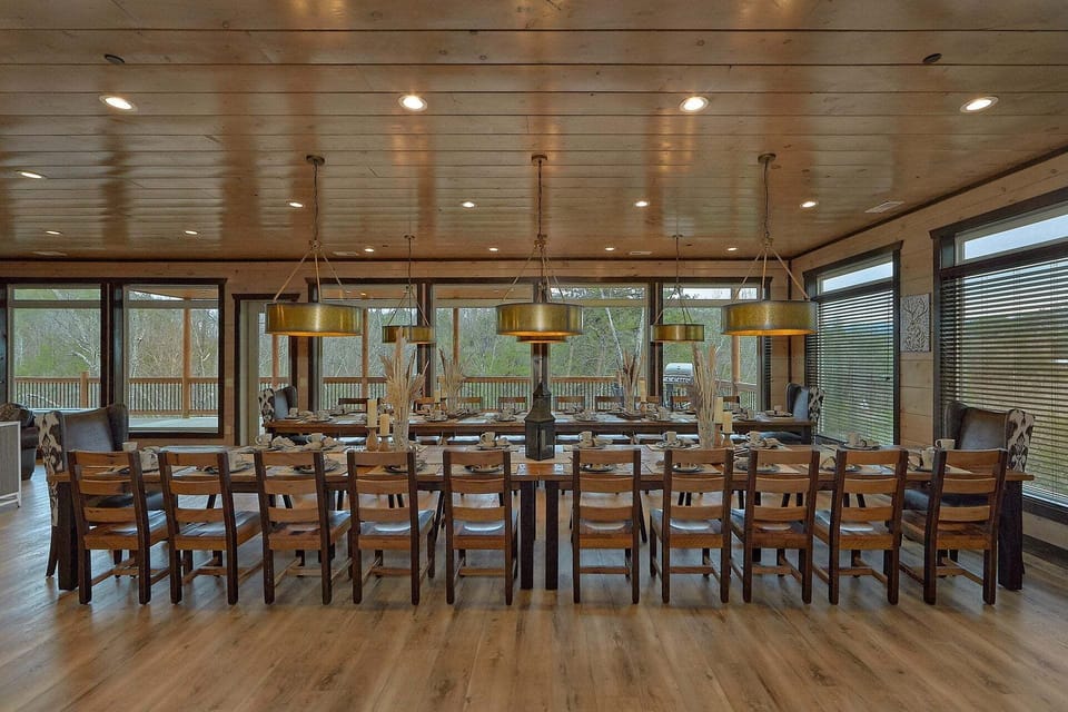 Luxury cabin with Dining Room for 50 plus guests