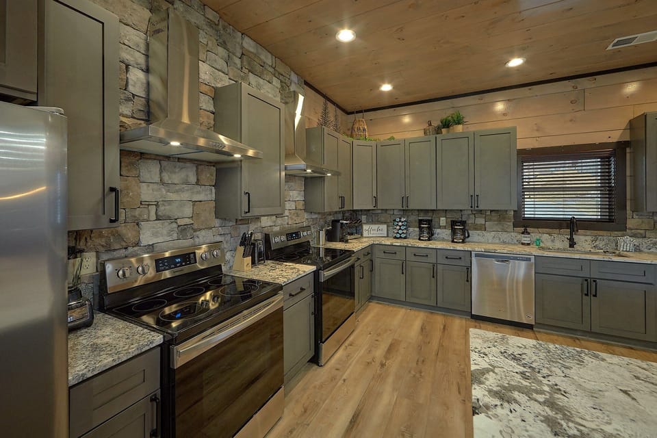 15 bedroom luxury cabin with 2 Stoves in kitchen
