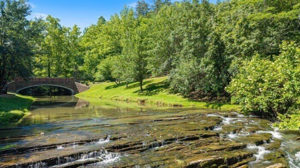 Rustic 6 bedroom that sleeps 12 in wears valley