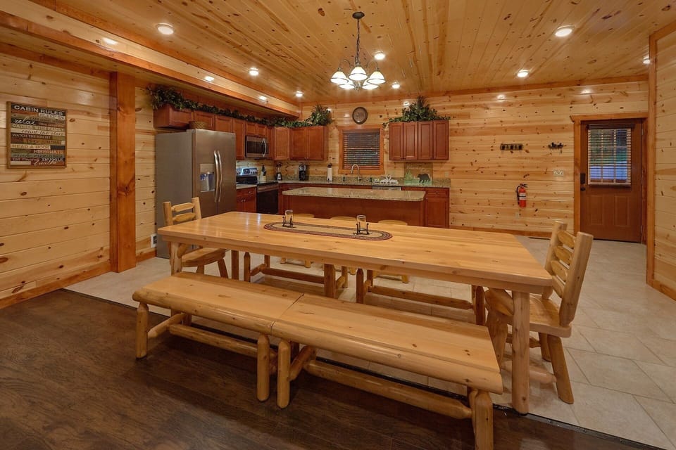6 Bedroom Cabin with Large Dining Area