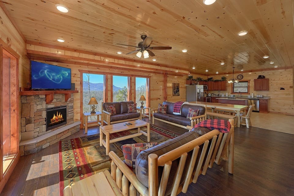Luxury 6 Bedroom Cabin near Pigeon Forge