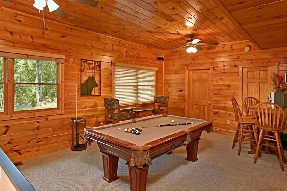 Cabin with Pool Table, Game Room and Pool access