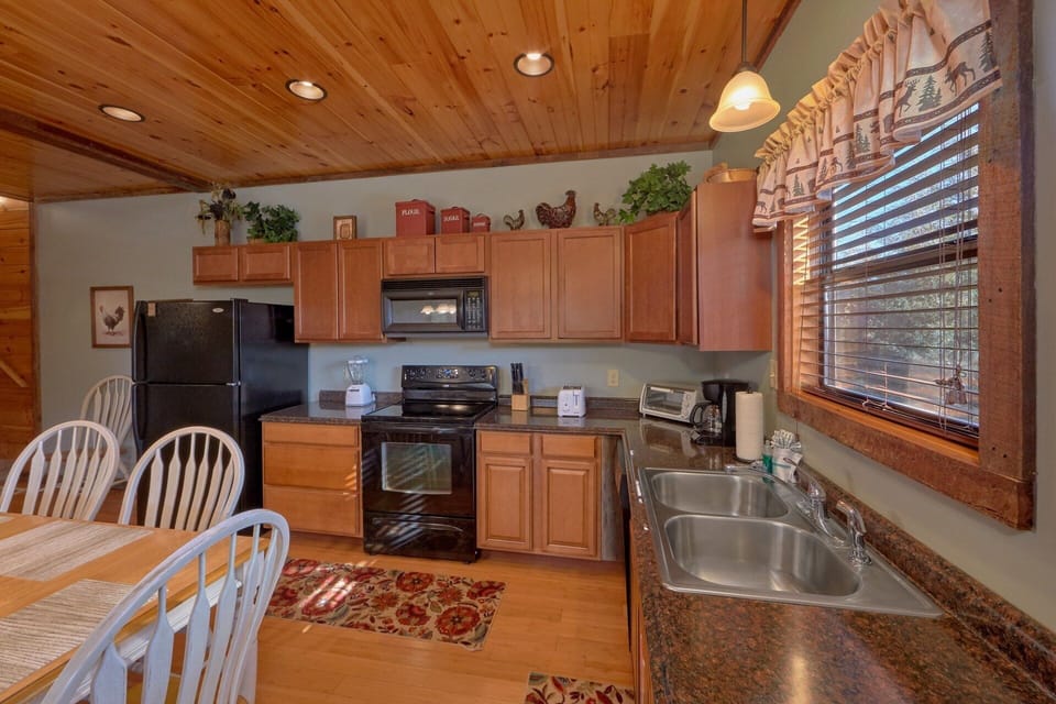 Pigeon Forge Cabin with full kitchen