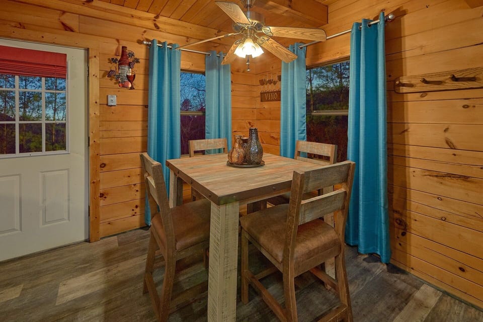 Luxurious 2 Bedroom Cabin with Dining Room