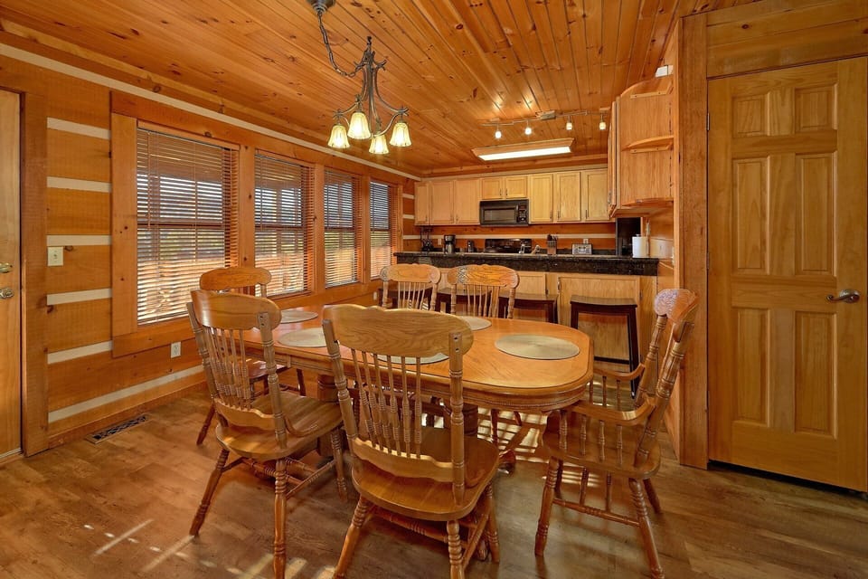 Spacious 4 Bedroom 3 1/2 Bath sleeps 14