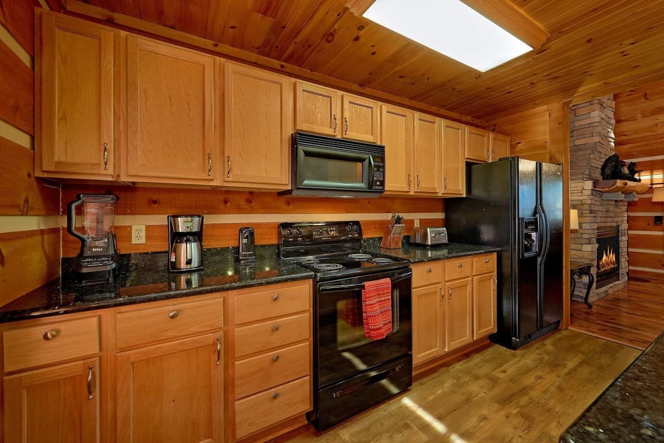 Luxurious 4 Bedroom 3 1/2 Bath Cabin Sleeps 14