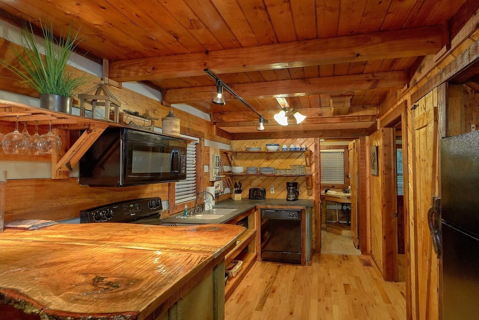 Sky Harbor 2 Bedroom 2 Bath Cabin Sleeps 6