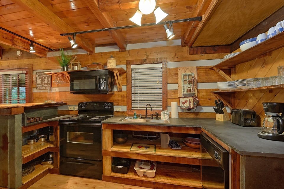 Log Cabin 2 Bedroom Sleeps 6