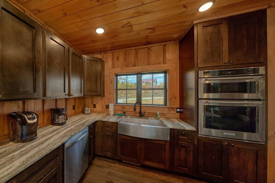 4 Bedroom 4.5 Bath Sleeps 10 Crown Chalet