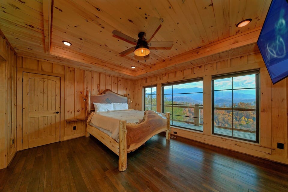 Main Floor Mster Bedroom 4 Bedroom Sleeps 10