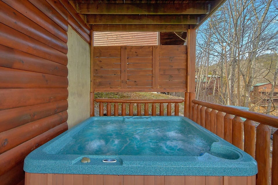 Private Hot Tub 4 Bedroom Cabin Sleeps 14