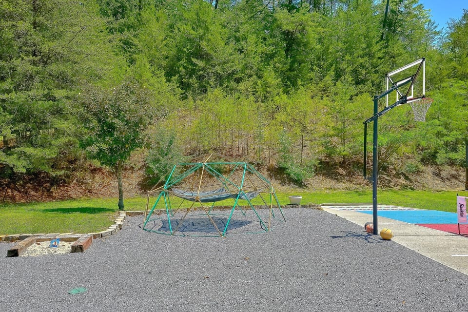 8 bedroom cabin with playground and pickleball