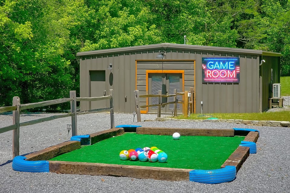 8 Bedroom cabin with outdoor games & picnic area