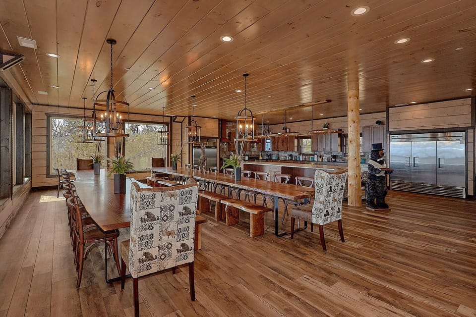 Luxurious Dining room in 15 bedroom rental cabin