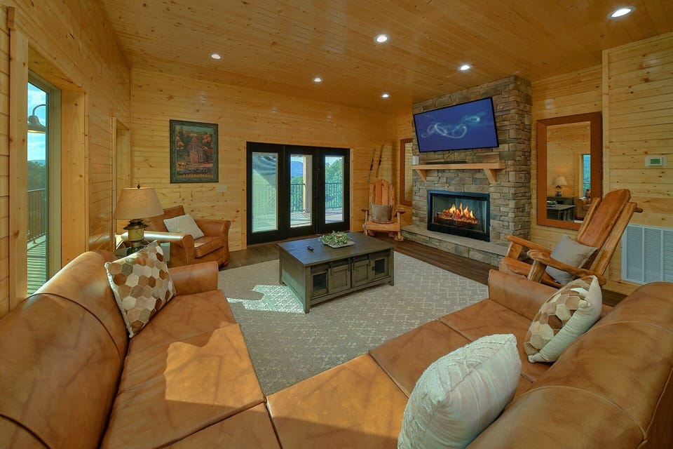 Luxury 3 Bedroom Cabin with WiFi