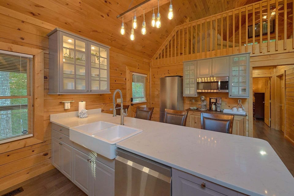 Beautiful 2 Bedroom Lake Cabin Sleeps 8