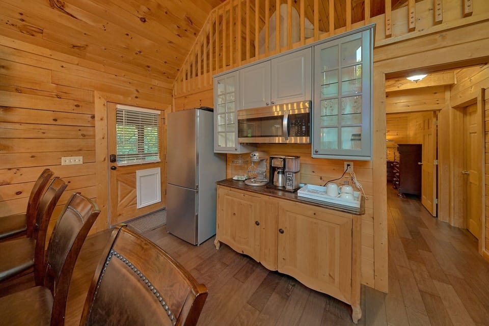 Beautiful 2 Bedroom Lake Cabin Sleeps 8