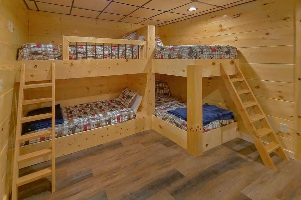 Premium 5 bedroom cabin with 6 twin bunk beds