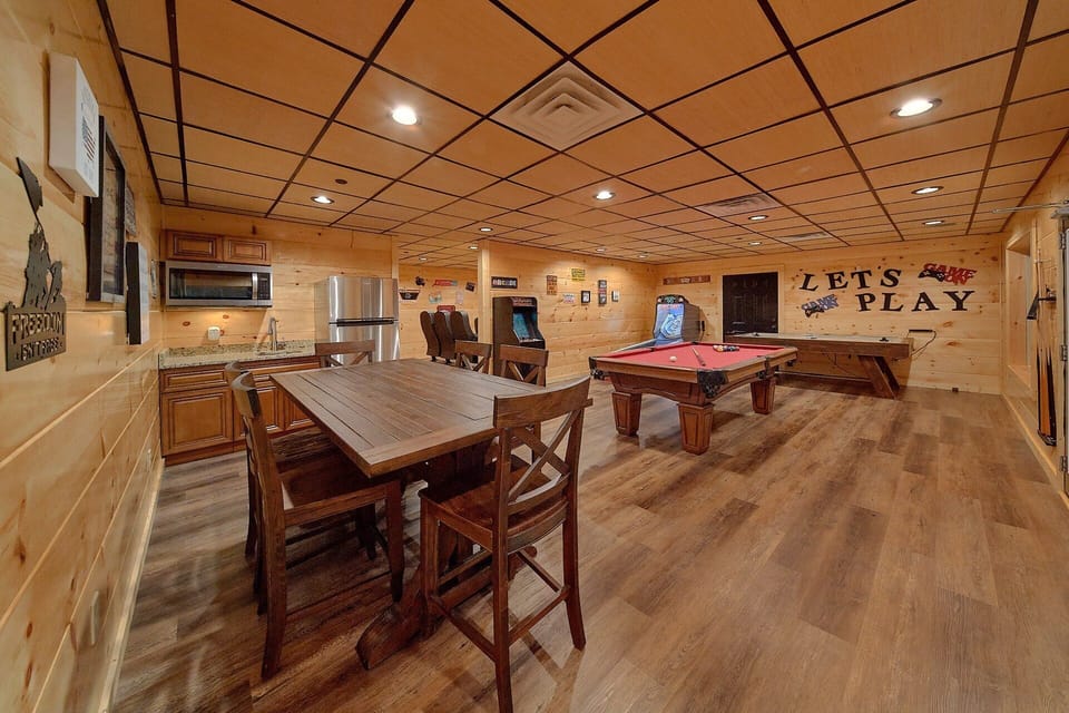 5 bedroom cabin with kitchenette in game room
