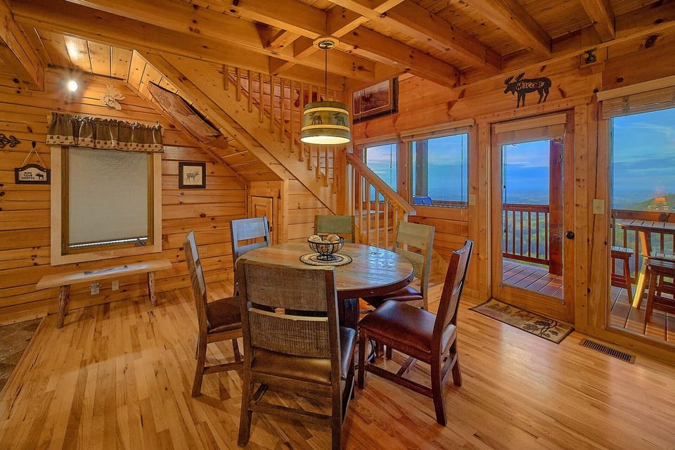 Cozy 2 bedroom cabin with dining room