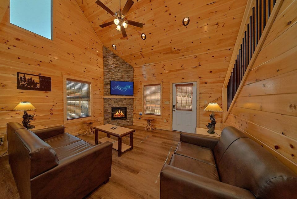 2 Bedroom Cabin near Pigeon Forge with WiFi