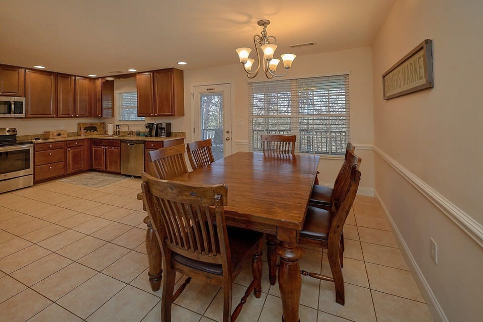 4 Bedroom Vacation Home with Dining Table for 6