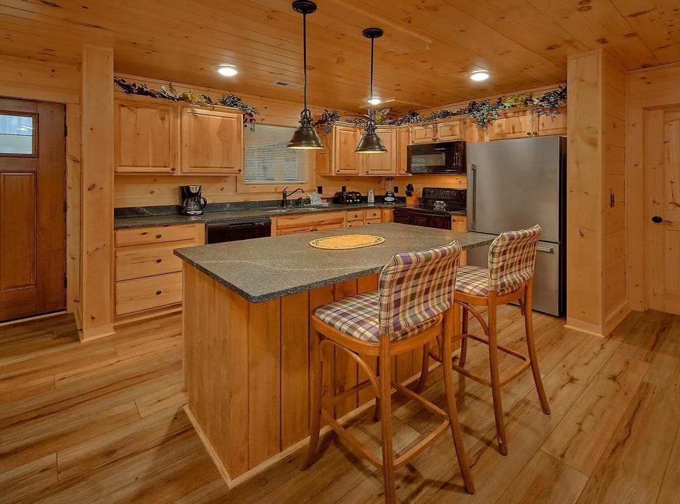 3 bedroom Gatlinburg cabin with full kitchen