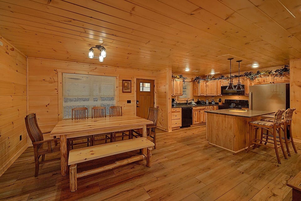 3 bedroom cabin with cozy dining room