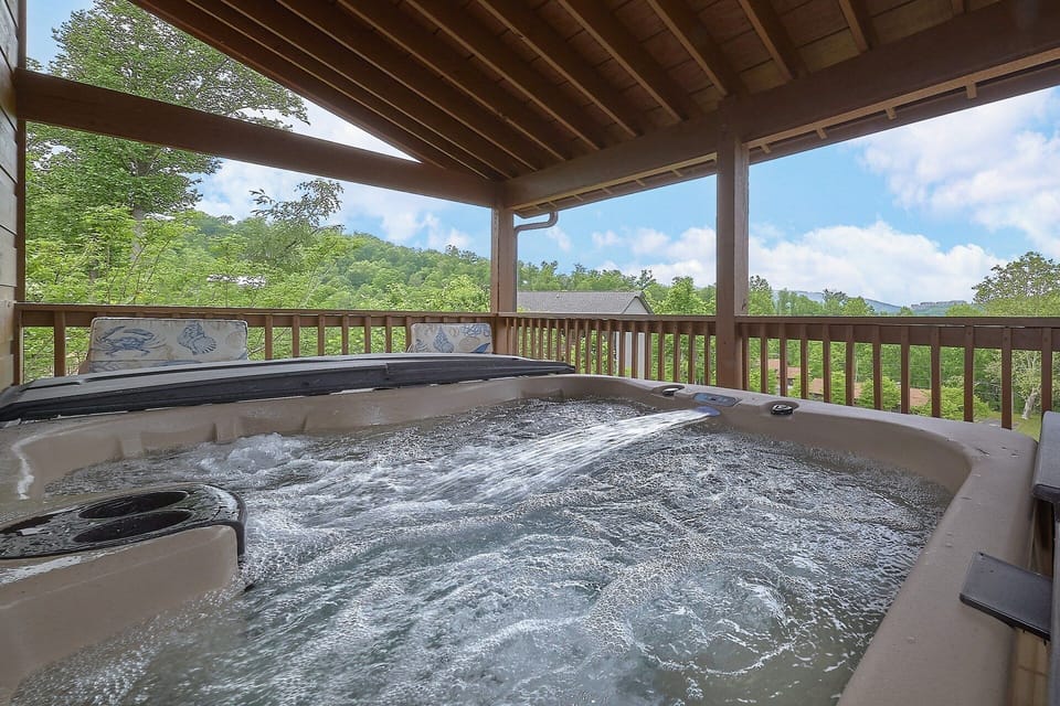 3 Bedroom Gatlinburg cabin with a hot tub