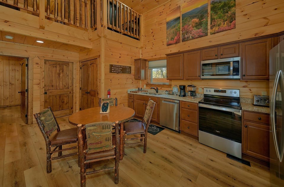 2 Bedroom 2 Bath Cabin Sleeps 6