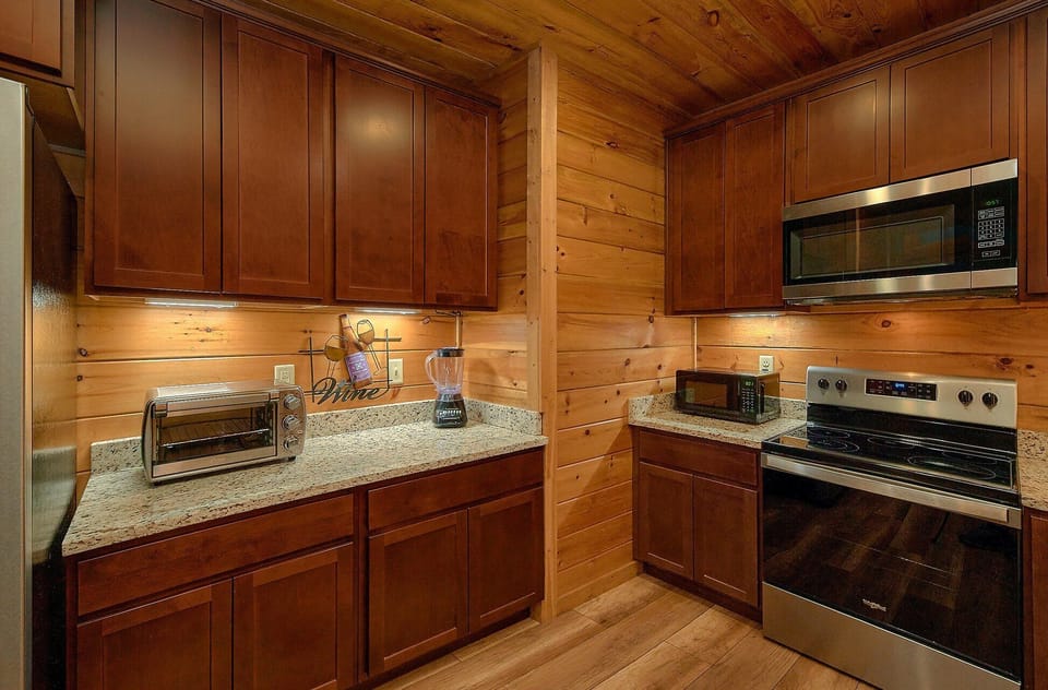 3 Bedroom Cabin Sleeps 10 with Large Kitchen