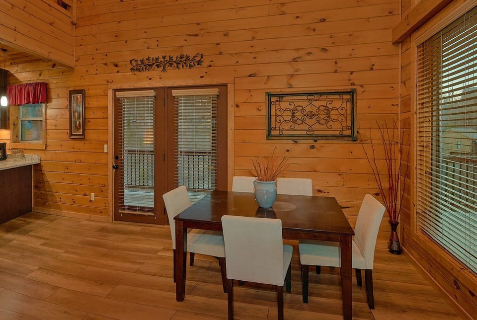 Large Open Space 3 Bedroom Cabin Sleeps 10