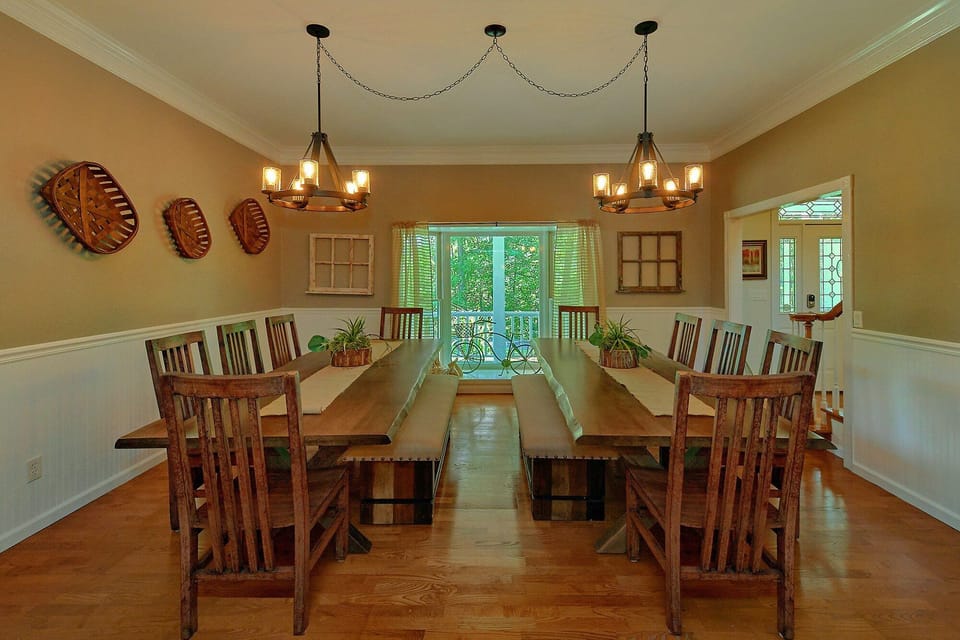 Spacious Dining room in 5 bedroom rental cabin